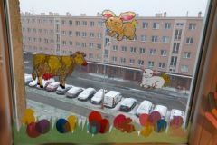 15-okno-s-travou-a-barvami-na-sklo